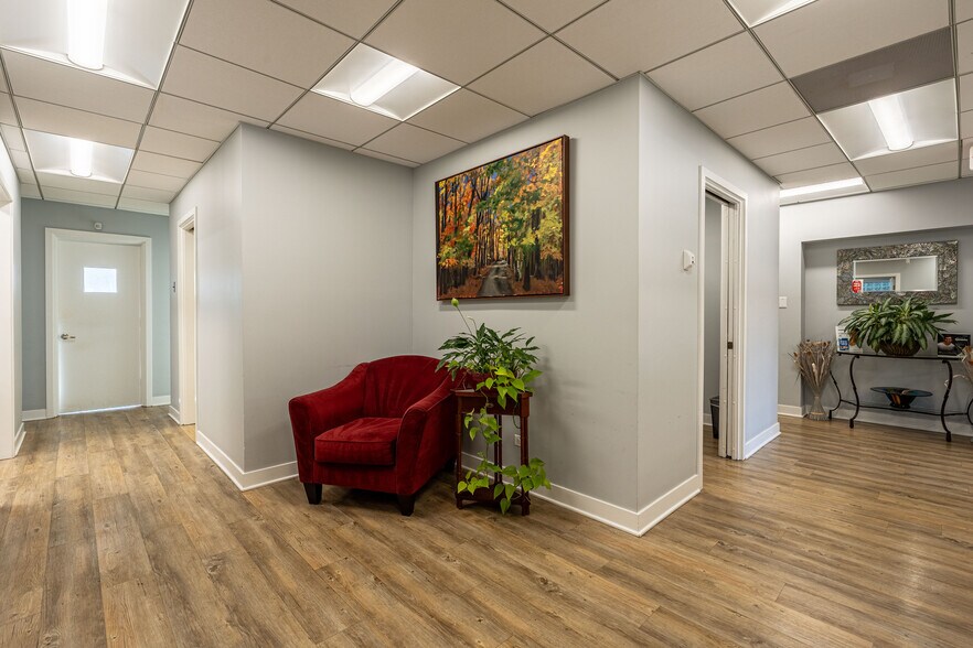 More Photos Of 912 Busse Hwy, Park Ridge Office For Lease