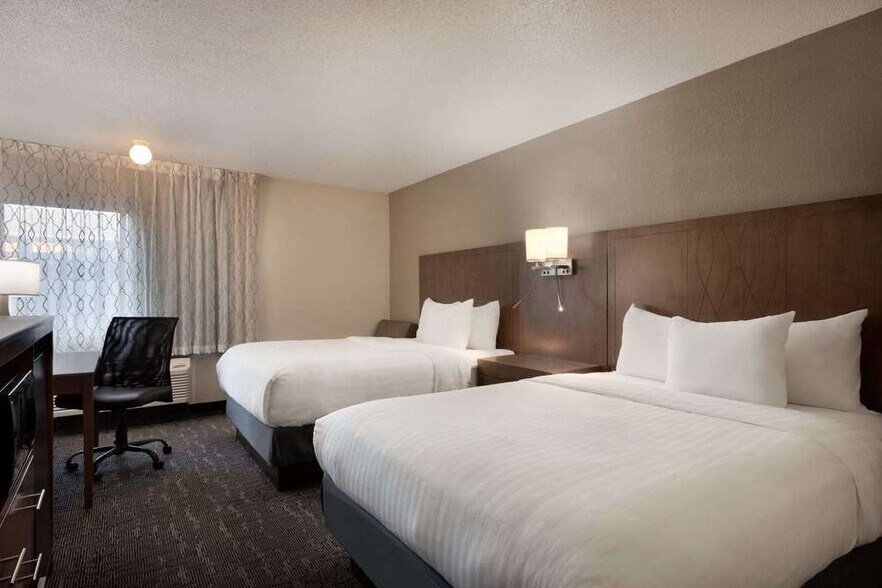 More Photos Of 4685 NE 14th St, Des Moines Hotel For Sale