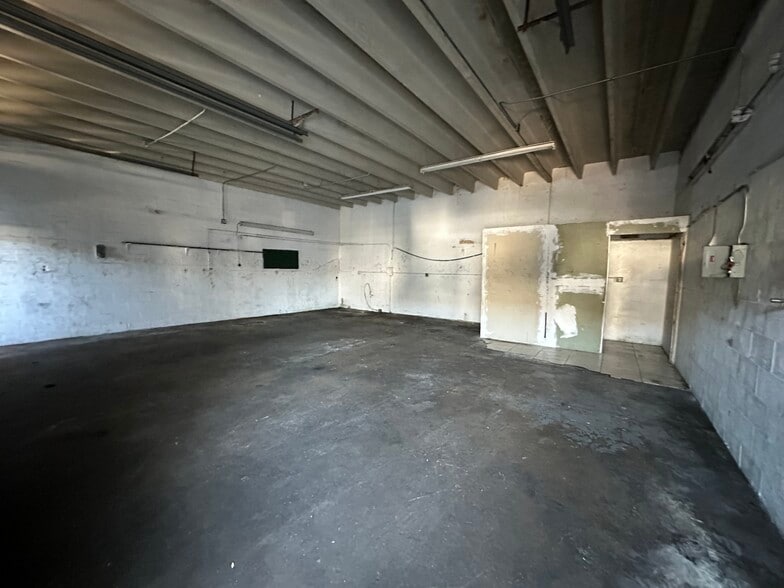 More Photos Of 5611 Plunkett St, Hollywood Warehouse For Lease