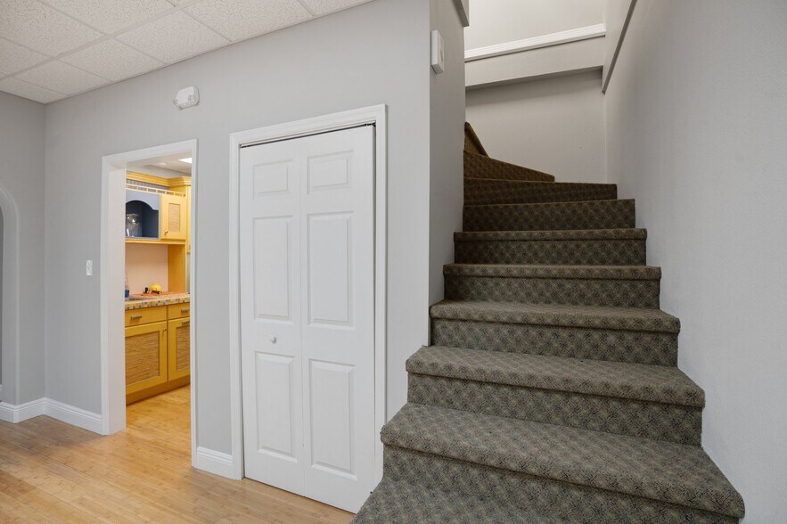 More Photos Of 1882 Porter Lake Dr, Sarasota Light Manufacturing For Sale