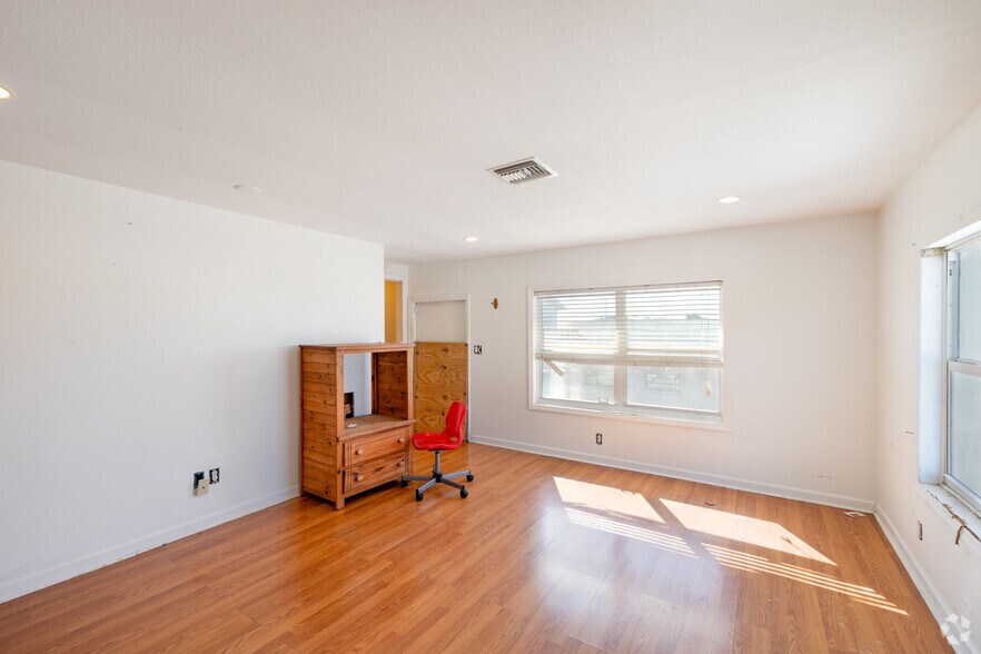 More Photos Of 236 Grove St S, Venice Freestanding For Sale