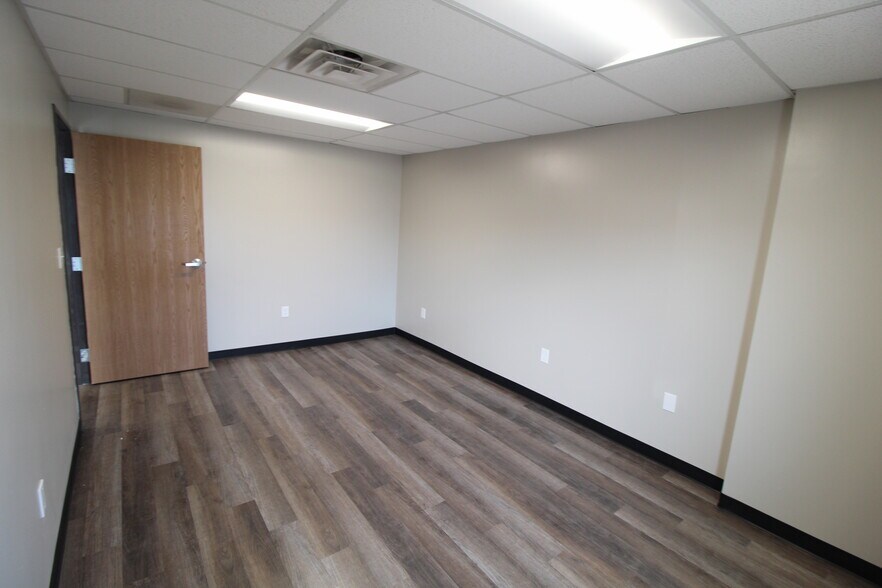 More Photos Of 7320 W 162nd St, Overland Park Showroom For Lease