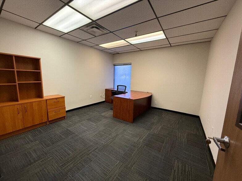 More Photos Of 7979-7989 Vickers St, San Diego Flex For Lease