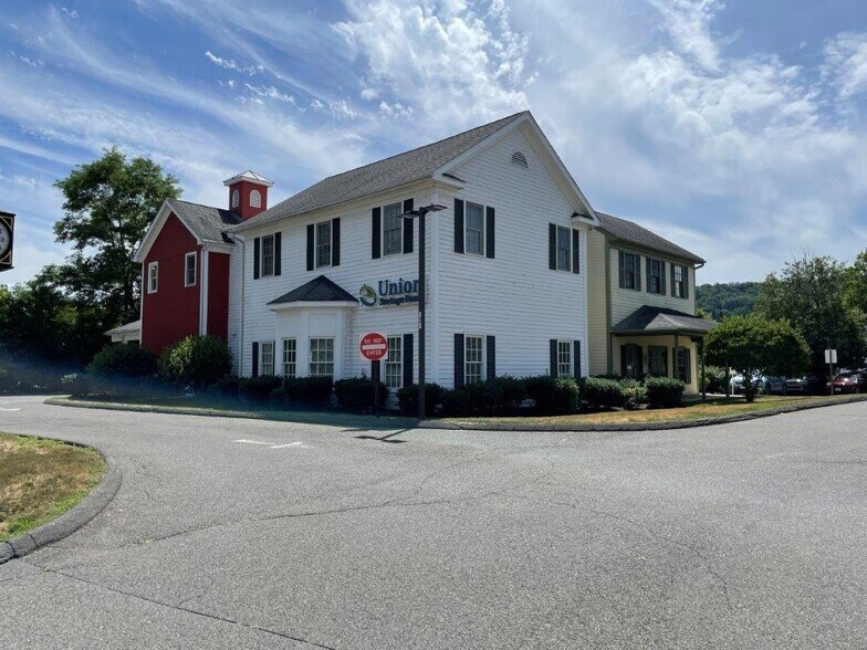 More Photos Of 828 Federal Rd, Brookfield Office For Lease