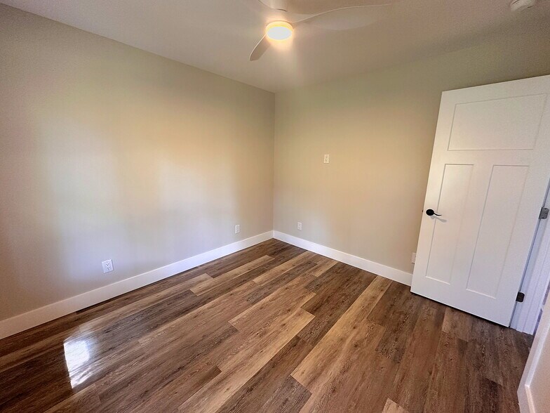 More Photos Of 5735 Fallston Rd, Lawndale Flex For Sale