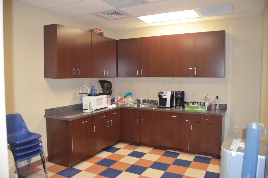 More Photos Of 4170 Lafayette Center Dr, Chantilly Light Distribution For Lease