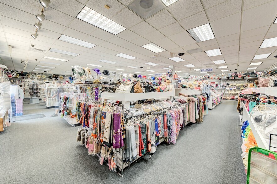 More Photos Of 9345 Olive Blvd, Saint Louis General Retail For Sale