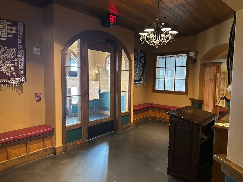 More Photos Of 3015 W Shore Dr, Holland Restaurant For Sale