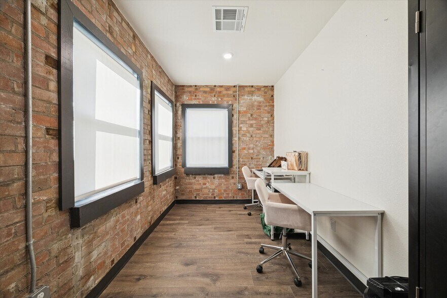 More Photos Of 902 S Broadway St, La Porte Office For Sale