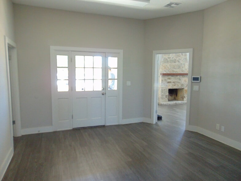 More Photos Of 151 E Mercer St, Dripping Springs Office For Lease
