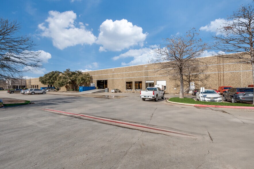 More Photos Of 13755 Diplomat Dr, Farmers Branch Warehouse For Lease