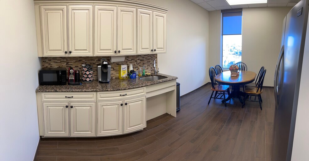 More Photos Of 77 Newbridge Rd, Hicksville Office For Lease