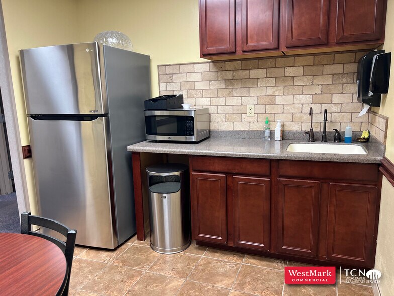 More Photos Of 1323 58th St, Lubbock Office For Sale