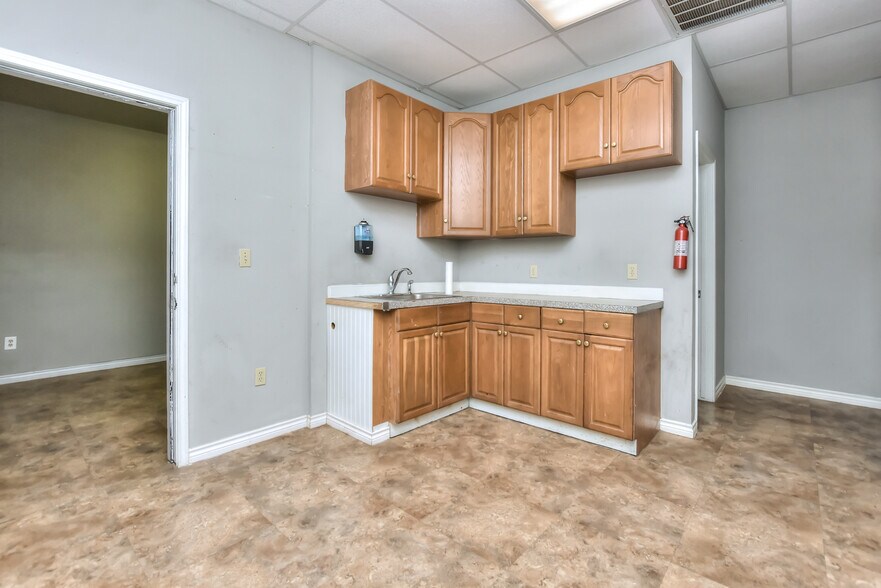 More Photos Of 4159 E University Ave, Georgetown Light Manufacturing For Sale