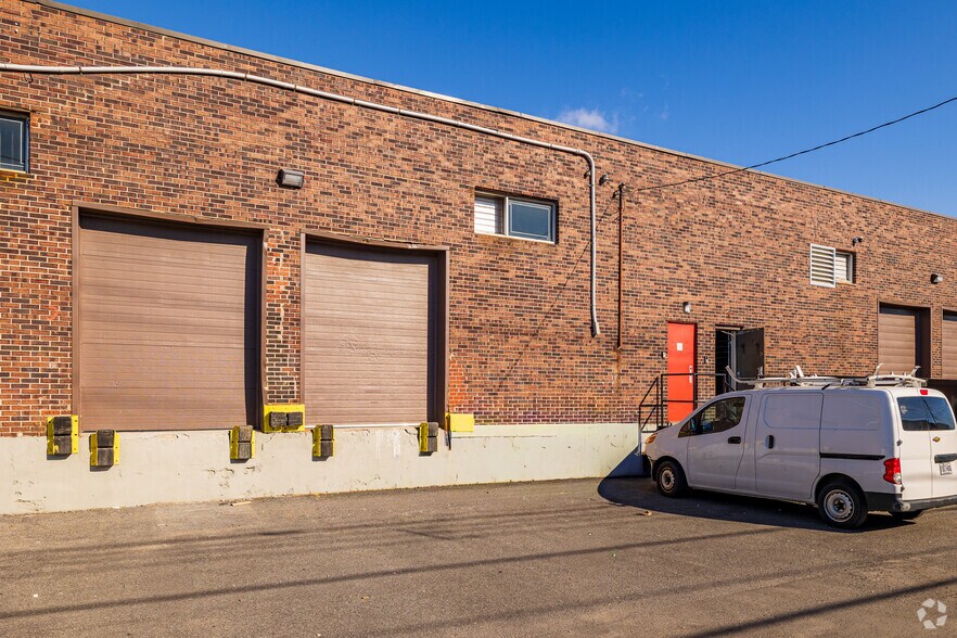 More Photos Of 1420-1490 Rue Beaulac, Saint-Laurent Light Distribution For Lease