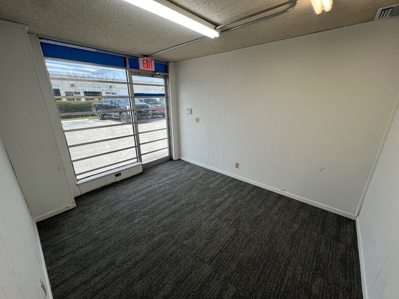 More Photos Of 8254 Bama Ln, West Palm Beach Warehouse For Lease