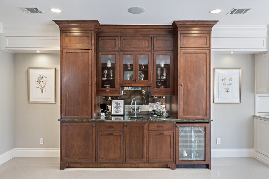 More Photos Of 1810 W 35th St, Austin Specialty For Sale