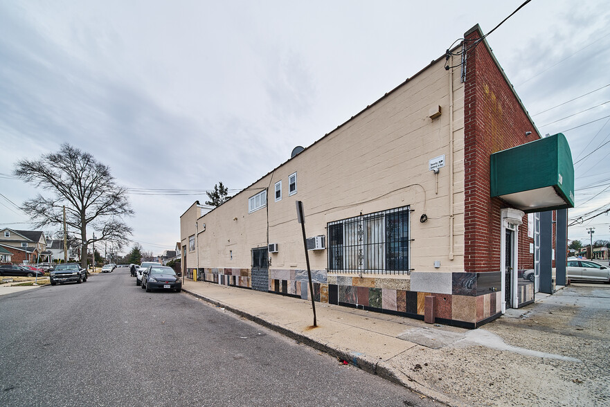 More Photos Of 2100 Jericho Tpke, Garden City Park Warehouse For Lease
