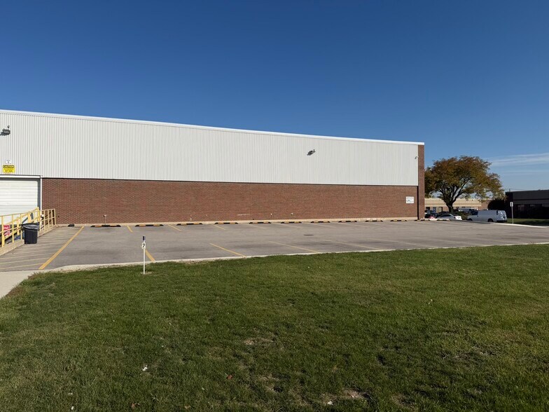 More Photos Of 1001 Foster Ave, Bensenville Warehouse For Lease