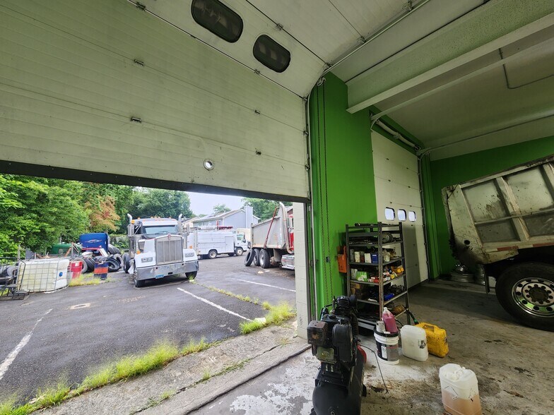 More Photos Of 370 Ardale St, West Haven Light Manufacturing For Sale