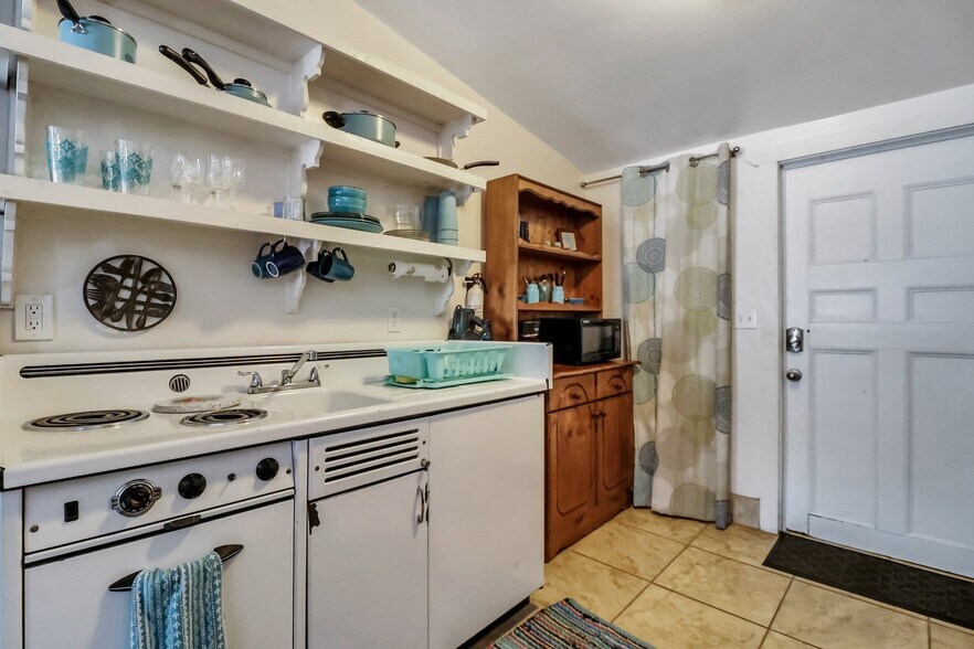 More Photos Of 8 E 41st St, Savannah Storefront Retail Residential For Sale