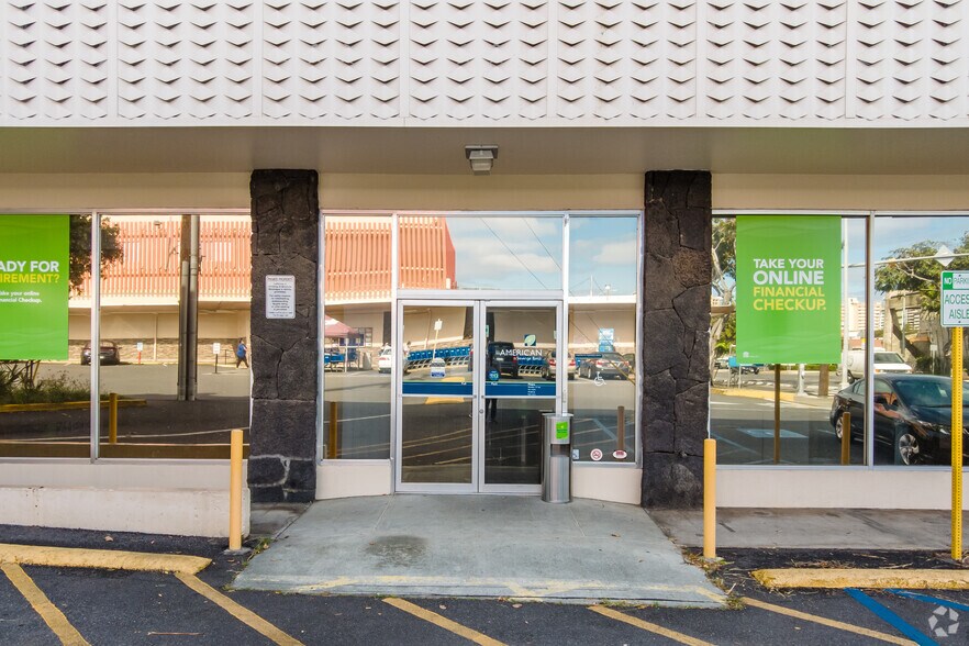 More Photos Of 1806 S King St, Honolulu Bank For Lease