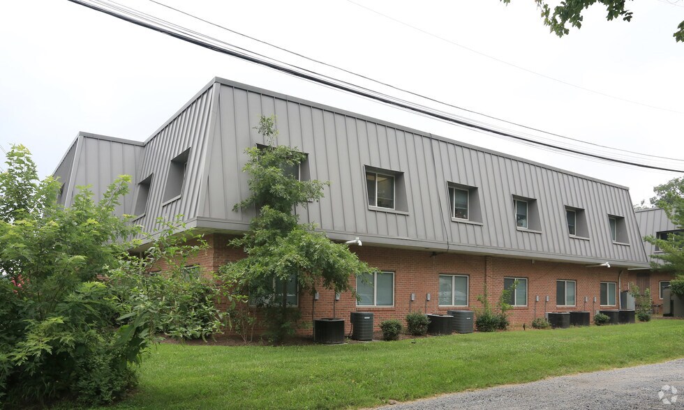 More Photos Of 18401-18403 Woodfield Rd, Gaithersburg Office For Lease