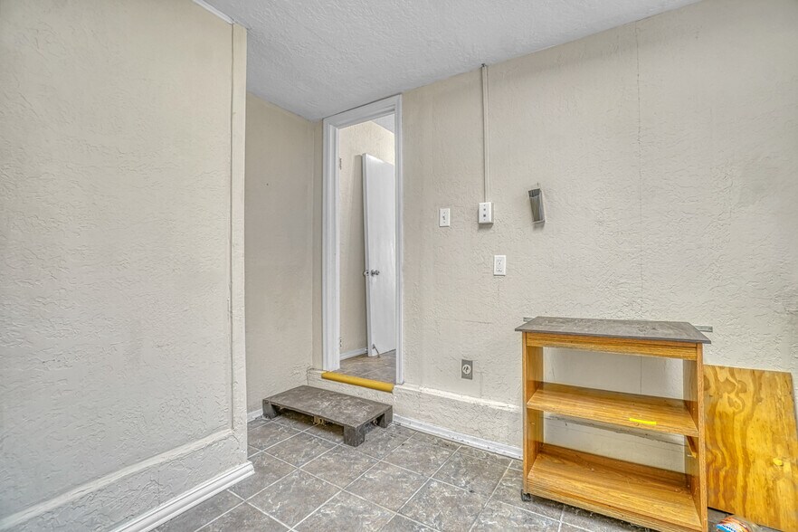 More Photos Of 1222 NW Cache Rd, Lawton Office For Sale