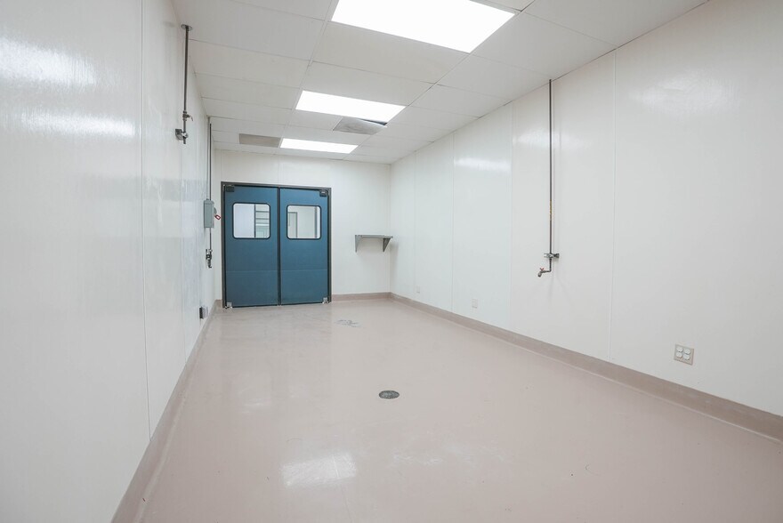 More Photos Of 10410 Corporate Dr, Sugar Land Research And Development For Lease