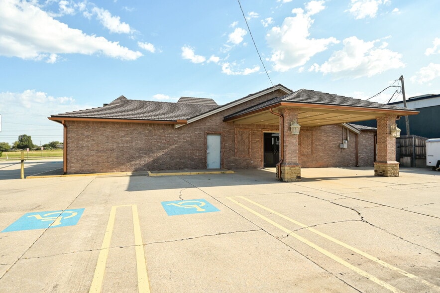 More Photos Of 450 E Main St, Yukon Religious Facility For Sale
