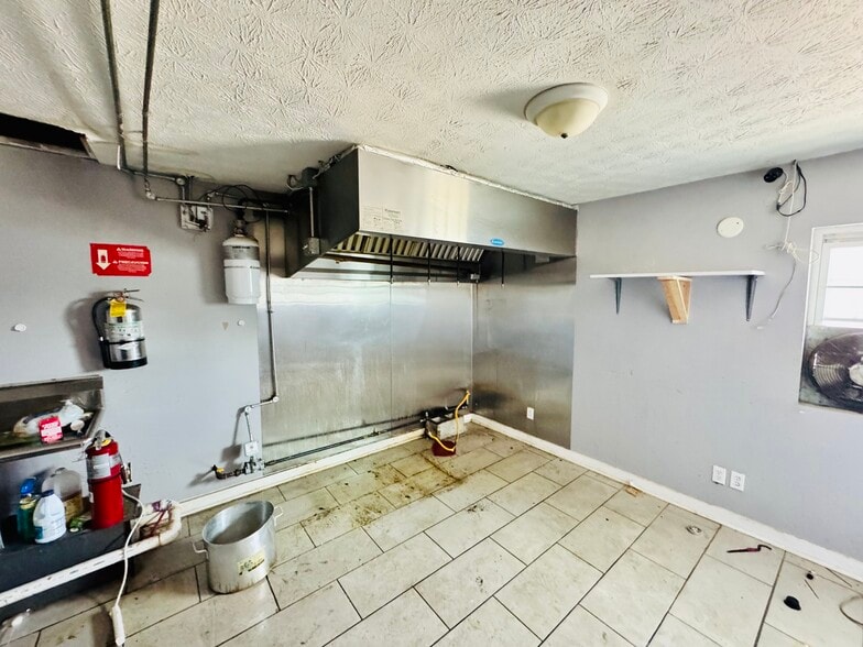 More Photos Of 5252 E 24th St, Indianapolis Warehouse For Sale