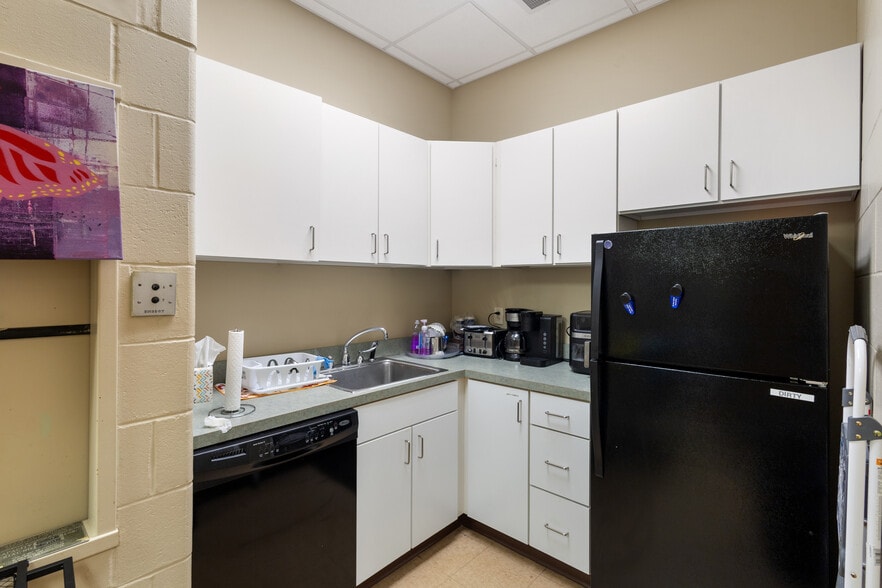 More Photos Of 125 W Exchange Pl, Kalamazoo Medical For Lease