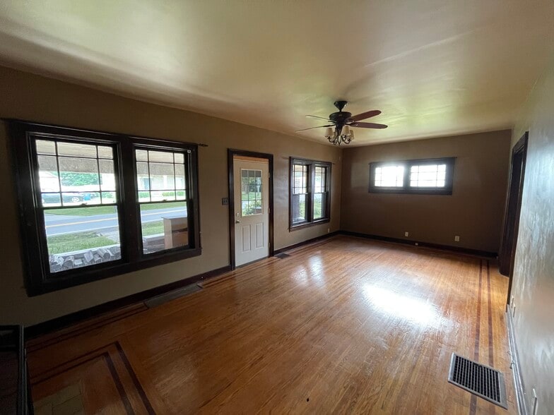 More Photos Of 6310 Highway 329, Crestwood Office For Lease