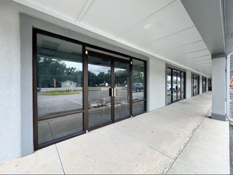 More Photos Of 840 E King Ave, Kingsland General Retail For Lease