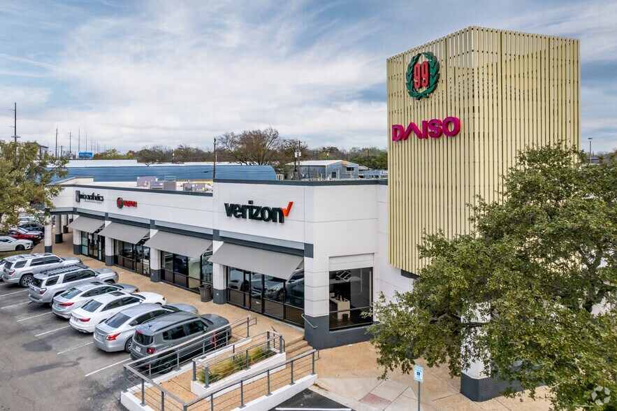 More Photos Of 6929 Airport Blvd, Austin Unknown For Lease