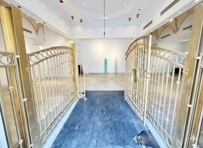 More Photos Of 743-755 Washington Ave, Miami Beach Bar For Lease
