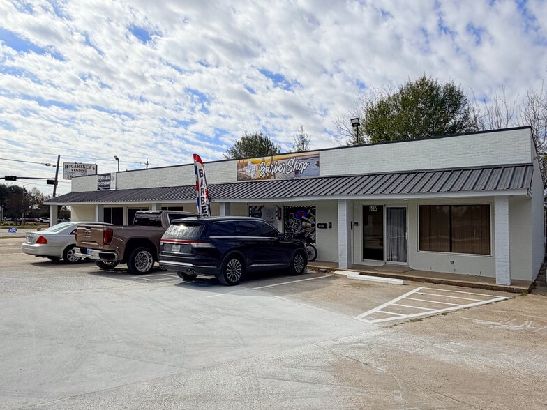 More Photos Of 2801 N Alexander Dr, Baytown Service Station For Lease