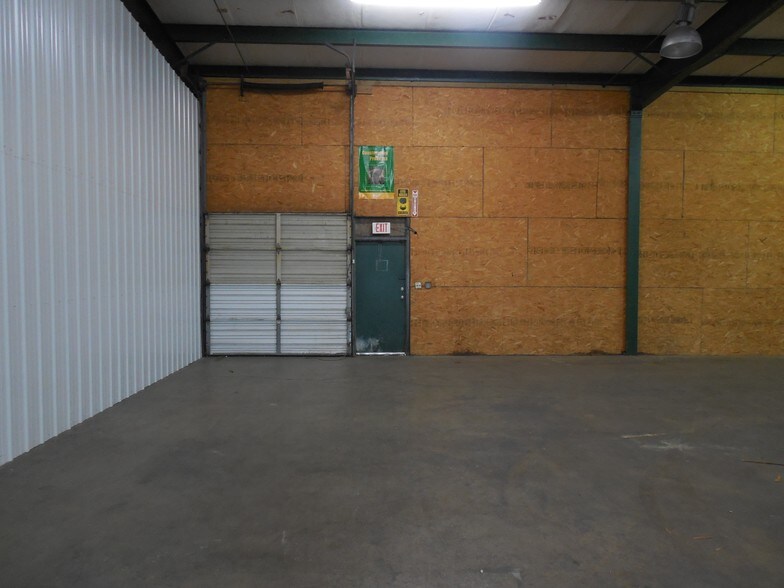 More Photos Of 3135 S Scenic Ave, Springfield Distribution For Lease