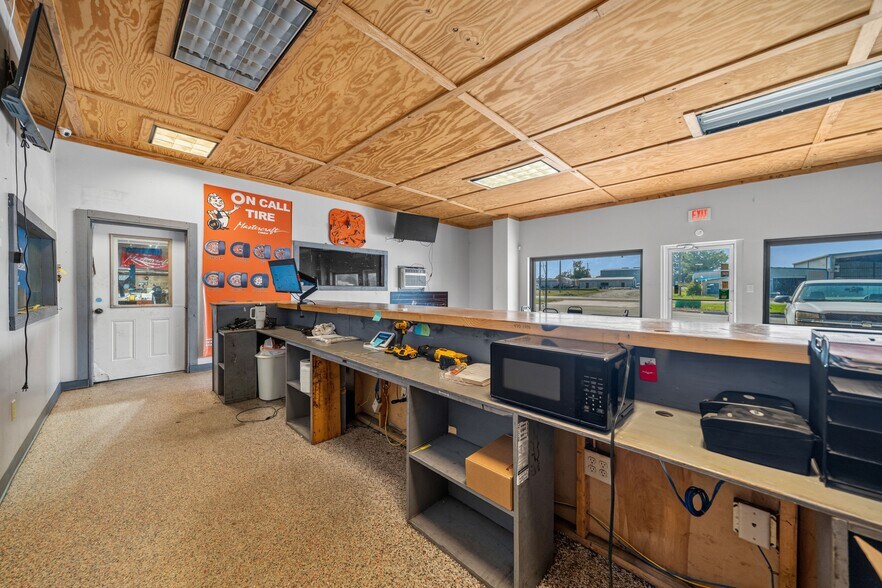 More Photos Of 679 Highway 365, Mayflower Office For Sale