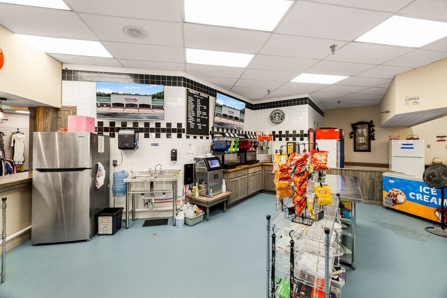 More Photos Of 821 King George Blvd, Savannah Unknown For Lease