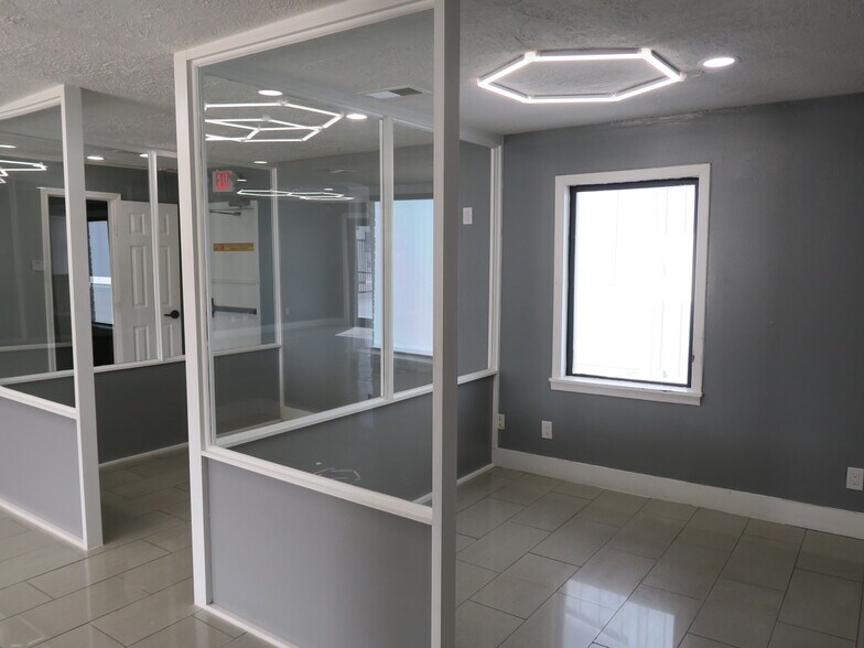 More Photos Of 5638 Star Ln, Houston Auto Dealership For Lease