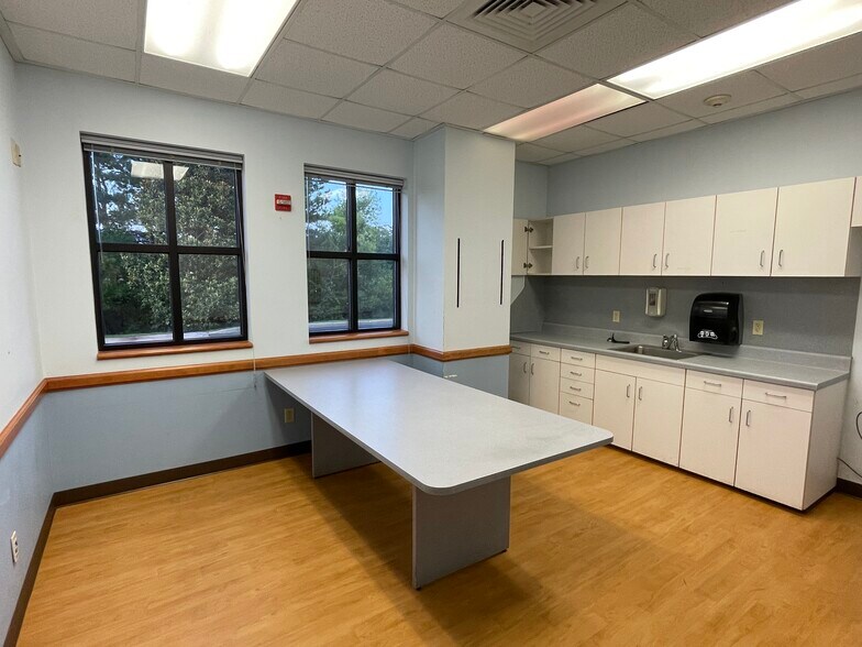More Photos Of 1308 S 4th St, Hartsville Medical For Lease