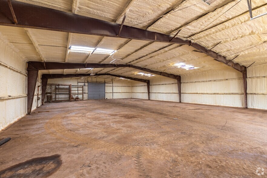 More Photos Of 1516 S Sycamore St, Palestine Warehouse For Sale