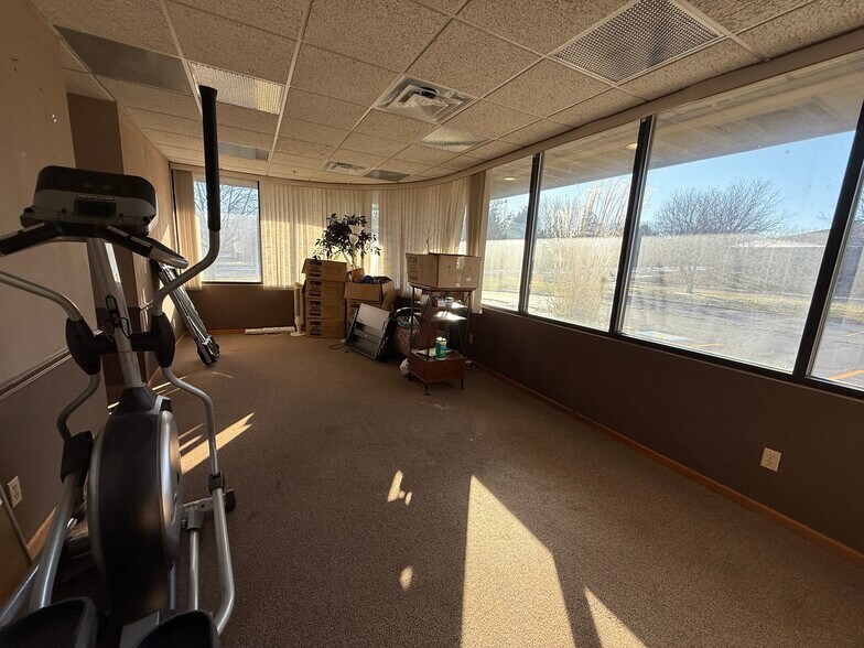 More Photos Of 12635-12651 Hemlock St, Overland Park Showroom For Sale