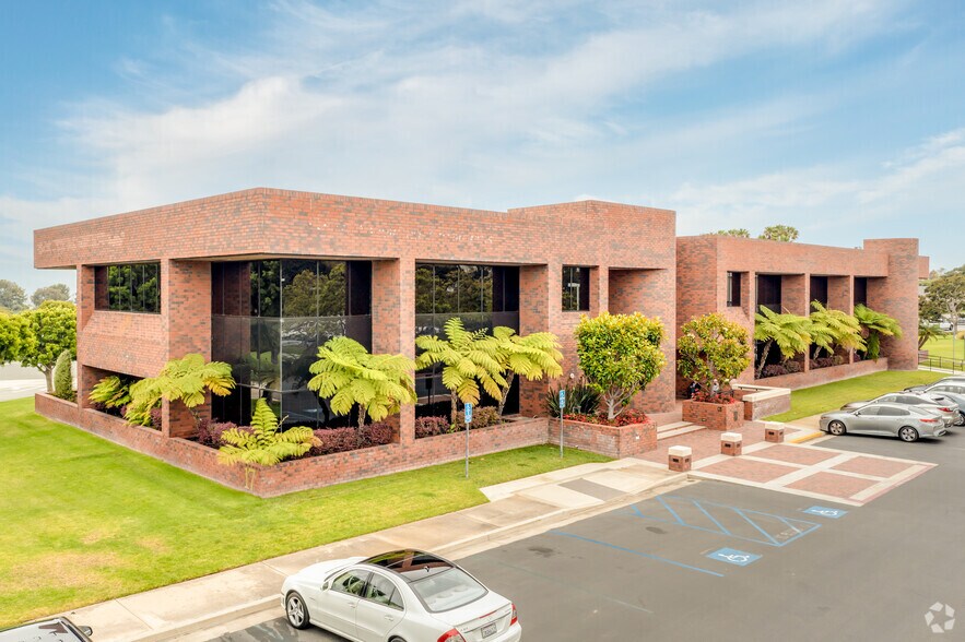 More Photos Of 17 Corporate Plaza Dr, Newport Beach Coworking Space