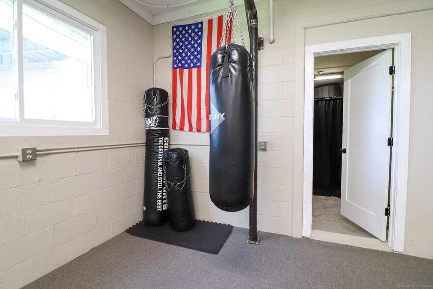 More Photos Of 50 Saint Johns St, Middletown Freestanding For Lease