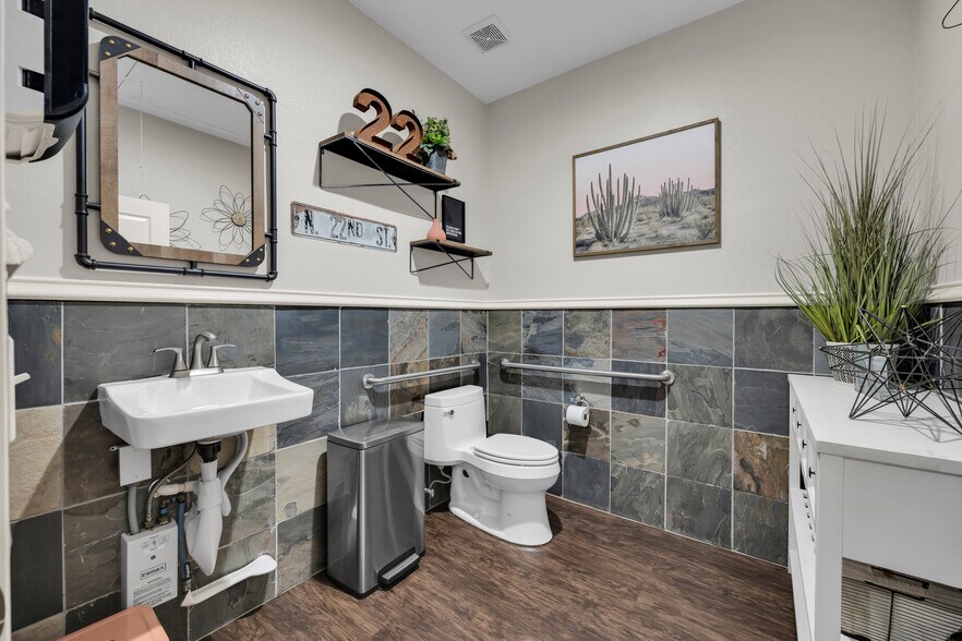 More Photos Of 550 N Walnut Creek Dr, Mansfield Office Residential For Sale