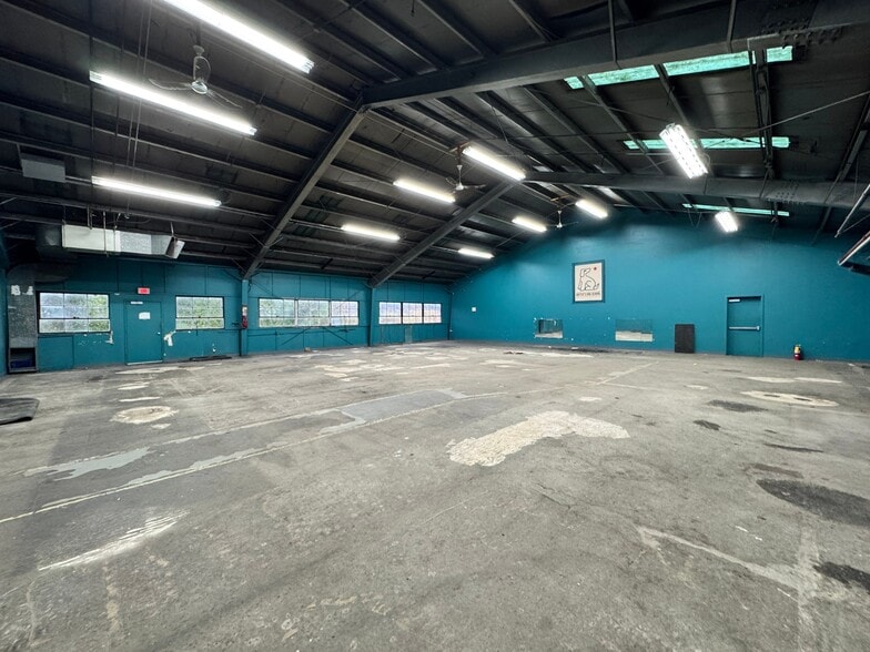 More Photos Of 304 W Second St, East Syracuse Warehouse For Lease