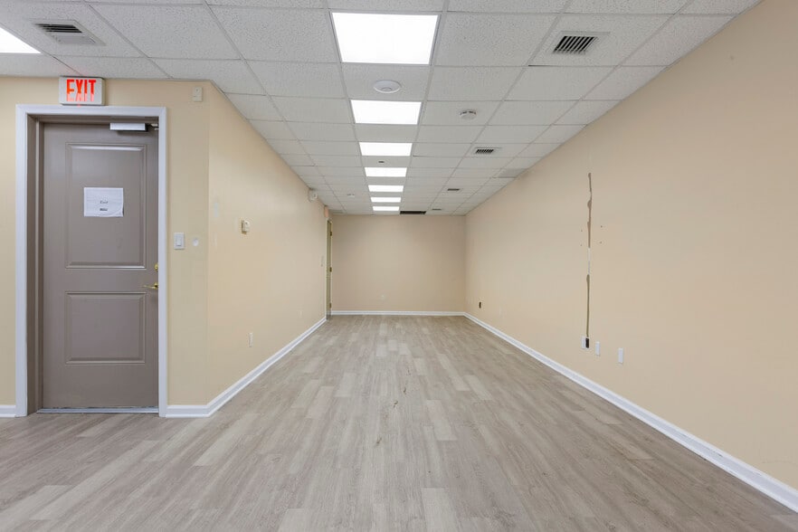 More Photos Of 2717 Crescent St, Astoria Medical For Lease