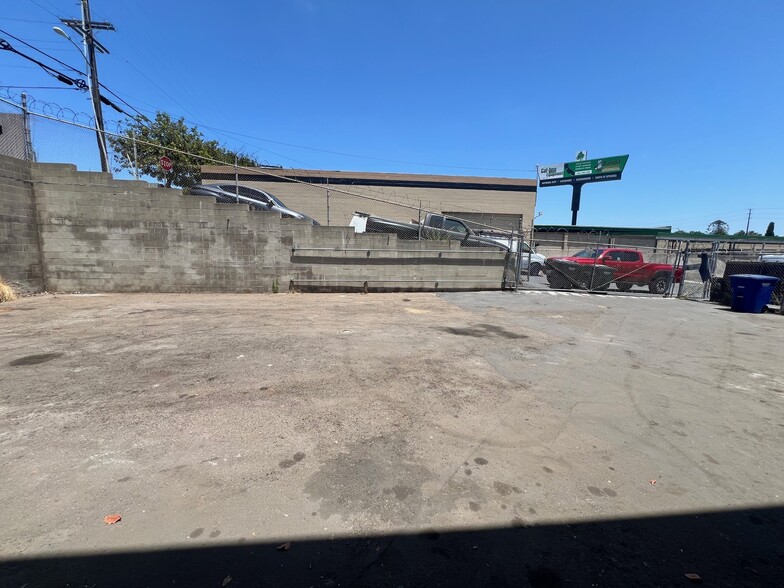 More Photos Of 1601-1635 Hoover Ave, National City Warehouse For Lease